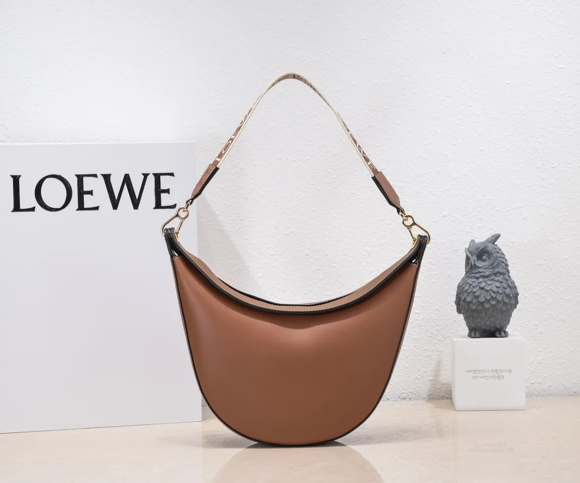 Walnut color, top quality original order. The smooth crescent shape of the L Luna series moon bag not only elongates the proportions of the whole person without getting stuck on the upper body, but also feels particularly comfortable. The wide shoulder strap design does not press the shoulder buckle opening, making it easier to open and close. The internal capacity is also large, and sunglasses and folding umbrellas can be easily arranged with sliding hanging loops hidden on both sides. Shoulder straps or hanging accessories can be attached, making it convenient for various occasions. It is a bag that shows off its temperament and is highly used in daily life! Luo Yiwei size: 29*27*8cm: model: 8891#